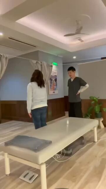 🦉
【ギックリ腰で来院された女性の方】

モップがけ中に痛めてしまい、
座るのも立つのもつらい状態。

車のアクセルを踏むのも痛く、
煽られながらもゆっくり運転で来られました。

↓

施術中から少しずつ変化を感じて
思わず笑顔になる場面も😊

↓

施術後は
「さっきまでの痛みがうそみたい」と
体も軽やかに✨

つらい時こそ、無理をせずに。
お身体のケア、お任せください🌿

※効果には個人差があります。
⁡
#郡山 #整体 #腰痛 #美容鍼 #鍼灸